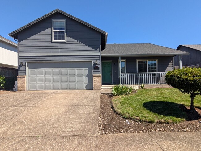Building Photo - Great 3 bed/2bath home with bonus space and fenced in yard!