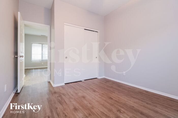 Building Photo - 601 W Elm Ln