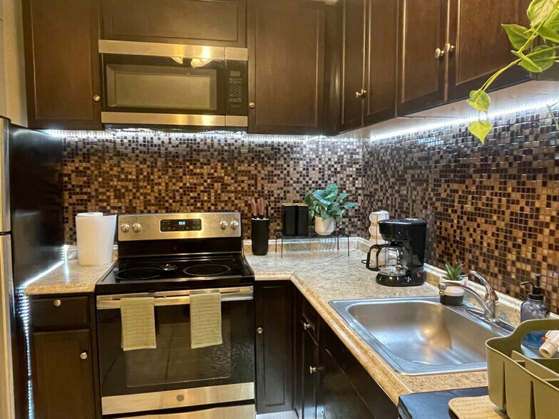 Building Photo - 888 W Lombard St