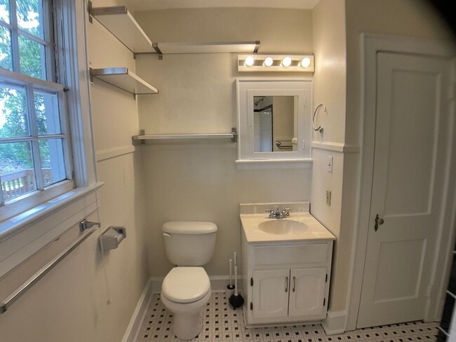 Building Photo - 817 Old Pittsboro Rd