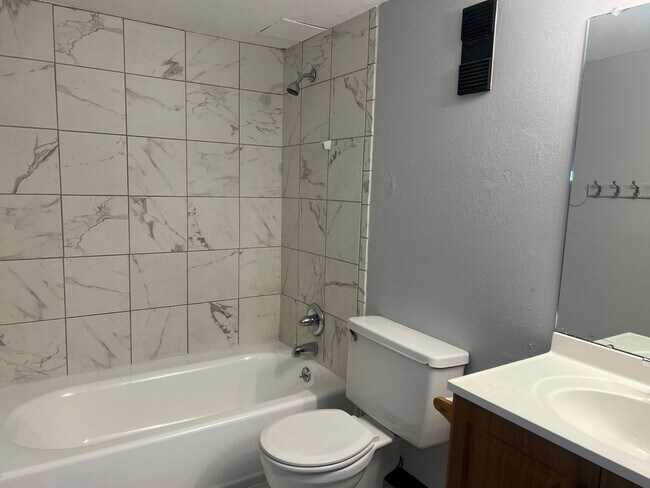 Building Photo - Newly Renovated Condo in Sable Landing   **Move-In Special**
