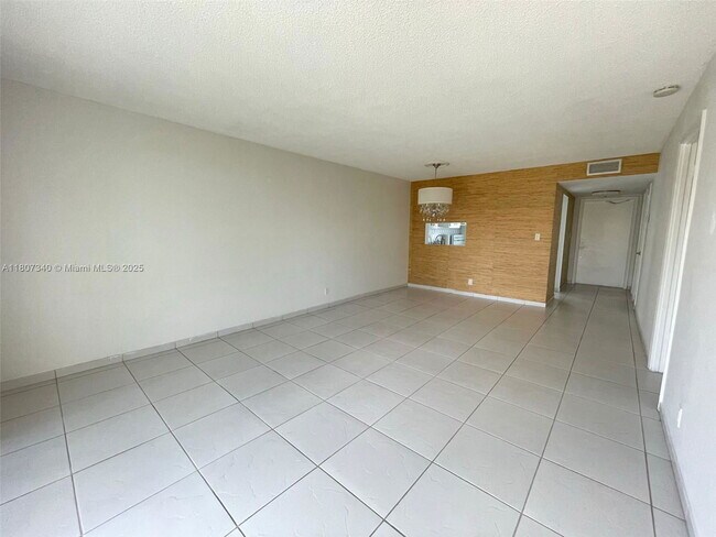 Building Photo - 950 Hillcrest Dr