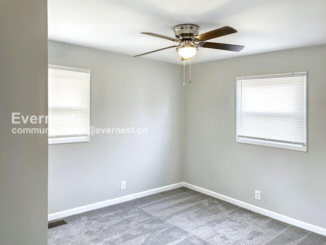 Building Photo - 3 Bed, 2 Bath Home with Off-Street Parking...