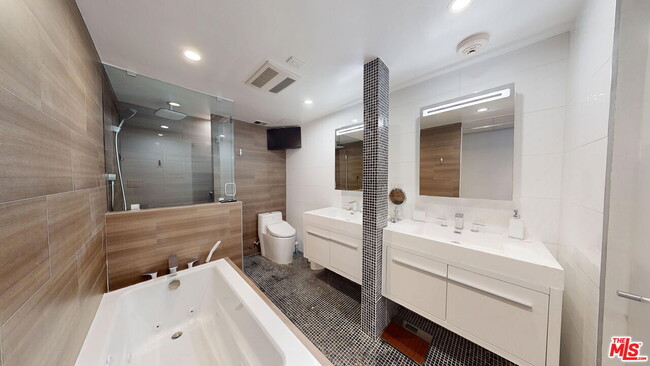 Building Photo - 2160 Century Pk E