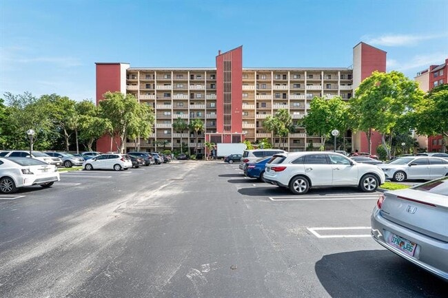 Building Photo - 2200 S Cypress Bend Dr