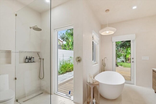 Building Photo - 753 NE 82nd Terrace