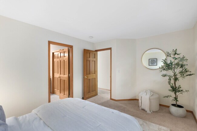 Building Photo - Beautiful End-Unit Townhome in Highland Parc | Water & Sewer Included!- AVAILABLE NOW FOR RENT!!