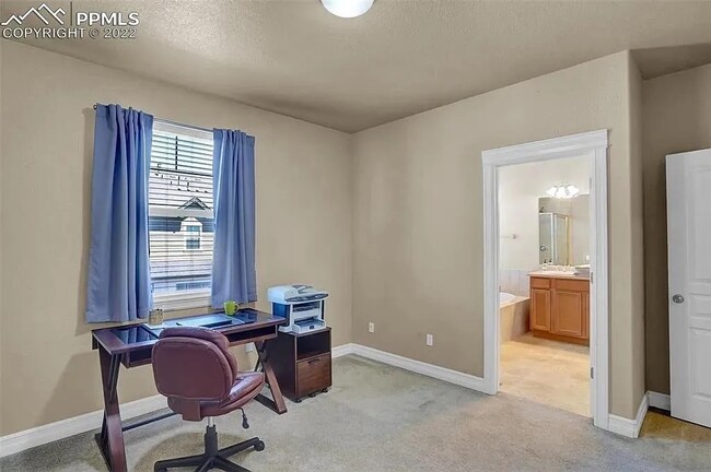 Building Photo - Beautiful 2 bedroom townhouse near Pine Cr...