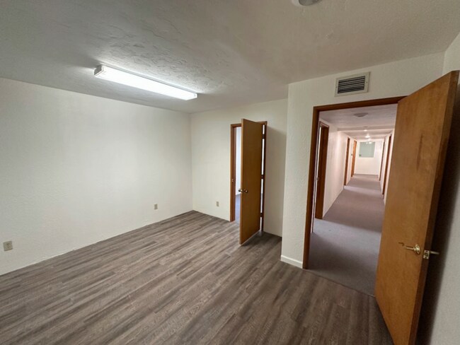 Building Photo - 927 N Swan Rd