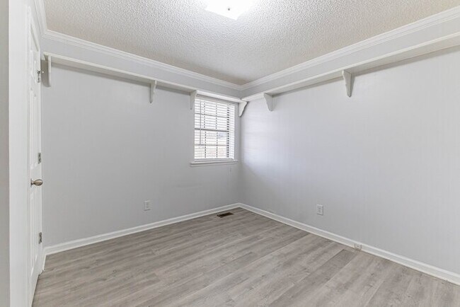 Building Photo - Ranch 3 bedroom 2 bath !