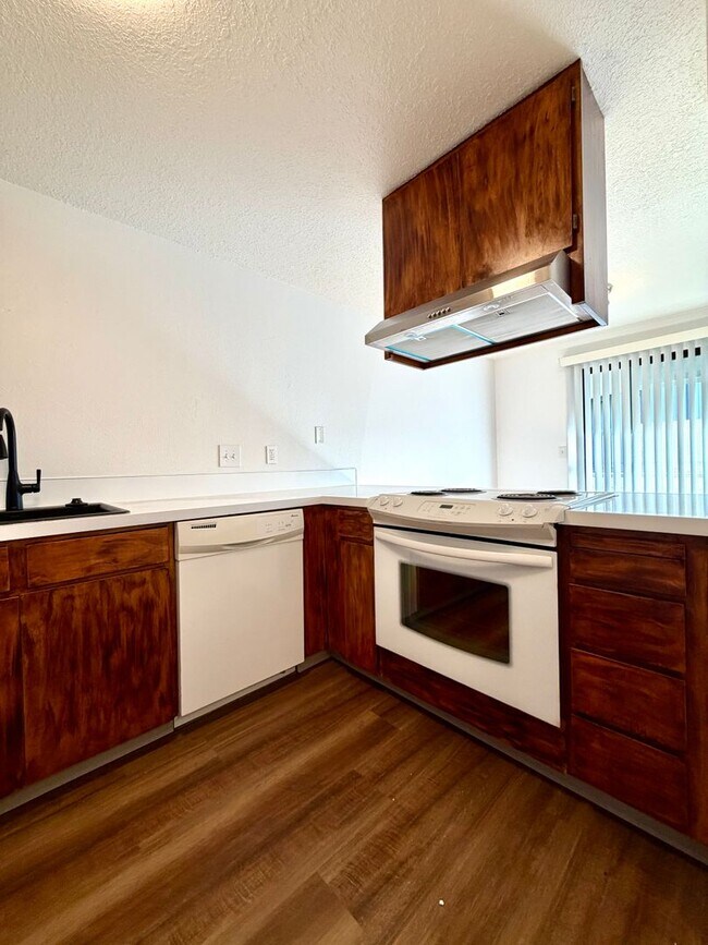 Building Photo - **FREE FIRST MONTH'S RENT** Updated Townhouse in the Heart of Garden Home~ New LVP Flooring~ Wash...