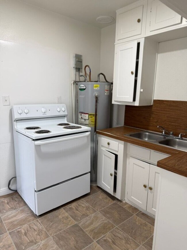 Building Photo - Bonus Room