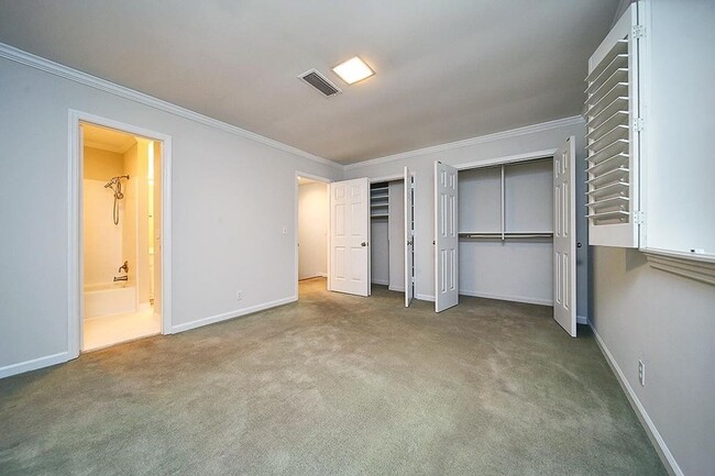 Building Photo - Great 2BA/2.5 BE Brentwood End Unit Townhome!