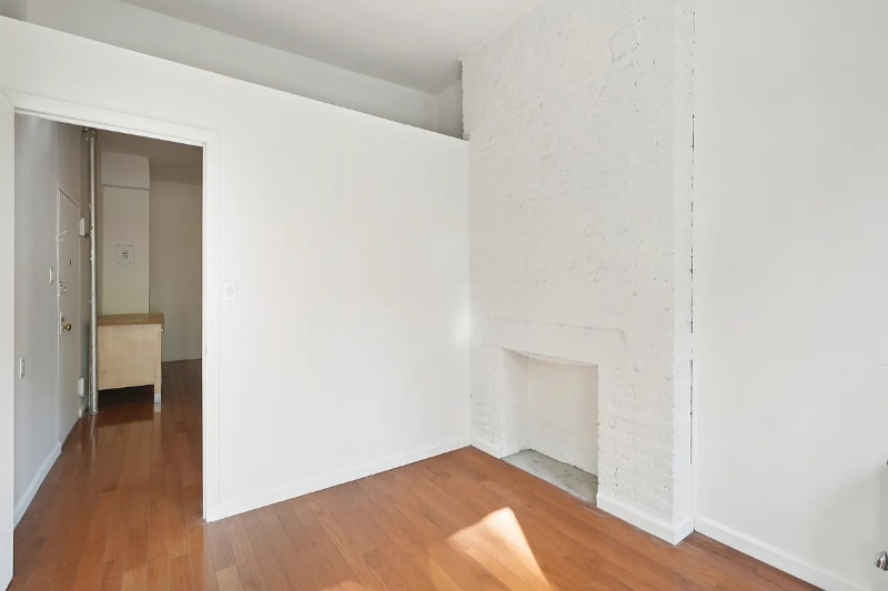 Building Photo - 344 E 9th St