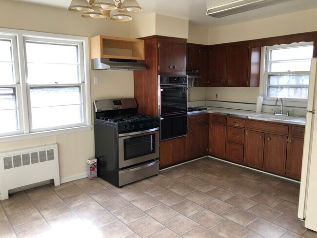 Eat in Kitchen - 15 Sedgwick Ave