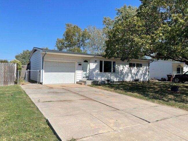 Building Photo - Plenty of Space in this Ranch Home