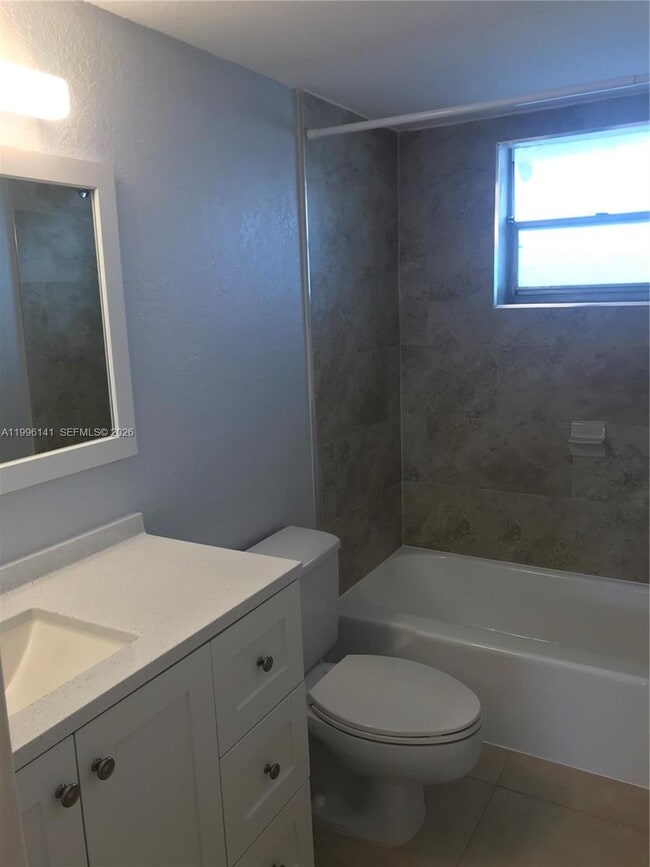 Building Photo - 950 Hillcrest Dr