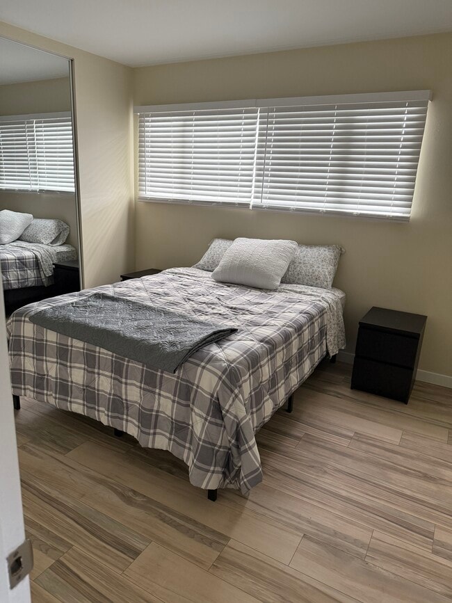 2nd bedroom-Queen bed - 4110 Baldwin Ave