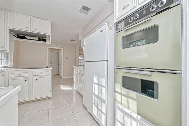 Building Photo - 11503 High Star Dr