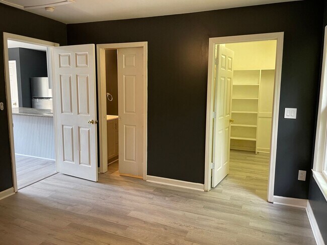 Building Photo - 1402