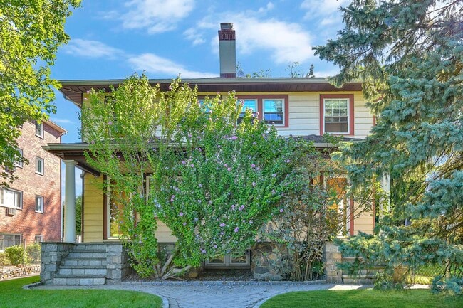 Building Photo - 806 Pelhamdale Ave
