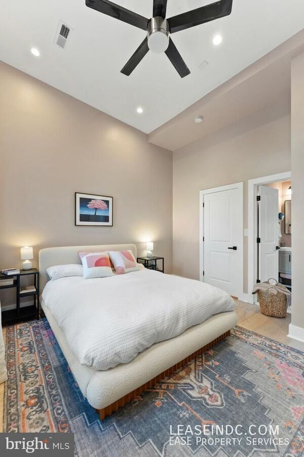 Building Photo - 121 15th St SE