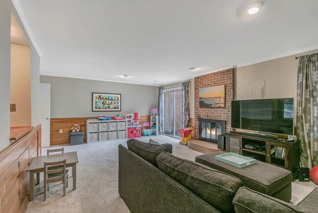 Building Photo - 2883 Sutton Oaks Ln