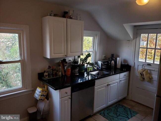 Building Photo - 1227 N Utah St