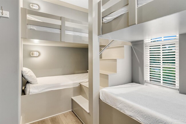 Building Photo - 70 Marthas Ln