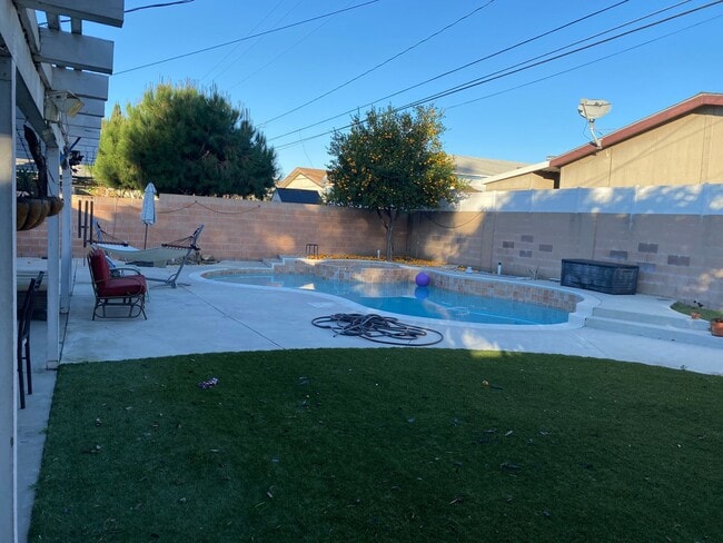 Building Photo - Beautiful 3 bedroom home with pool in Fountain Valley