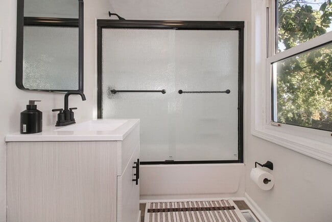 Building Photo - 3 bedroom 3 bathroom Single Family Home