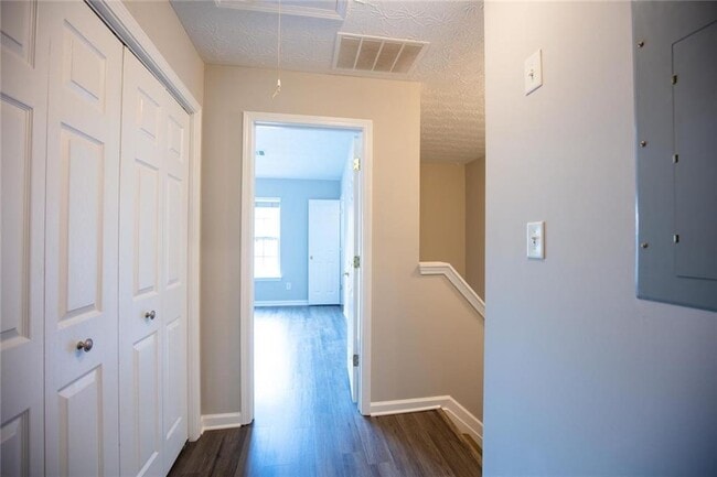 Building Photo - 649 Kenridge Dr