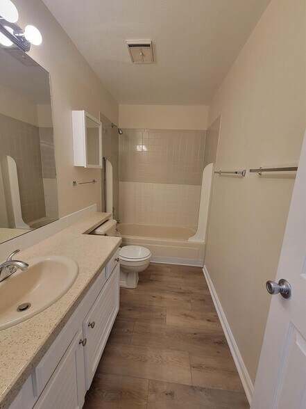 Building Photo - 1085 Broadway St