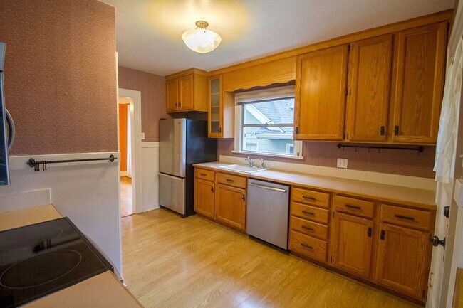 Building Photo - Beautiful Maple Leaf Home