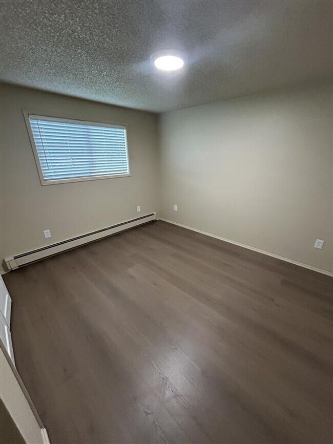 Building Photo - 209 E 3rd St