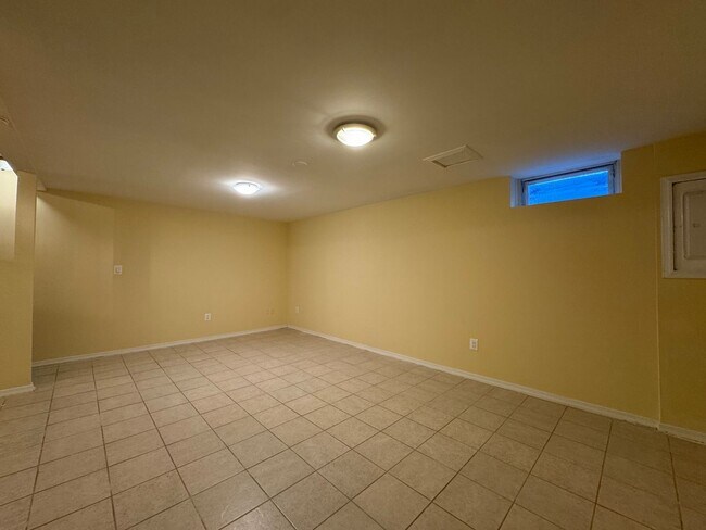 Building Photo - Beautiful 3 Bed 3 Bath Brick Townhome In Springfield Square