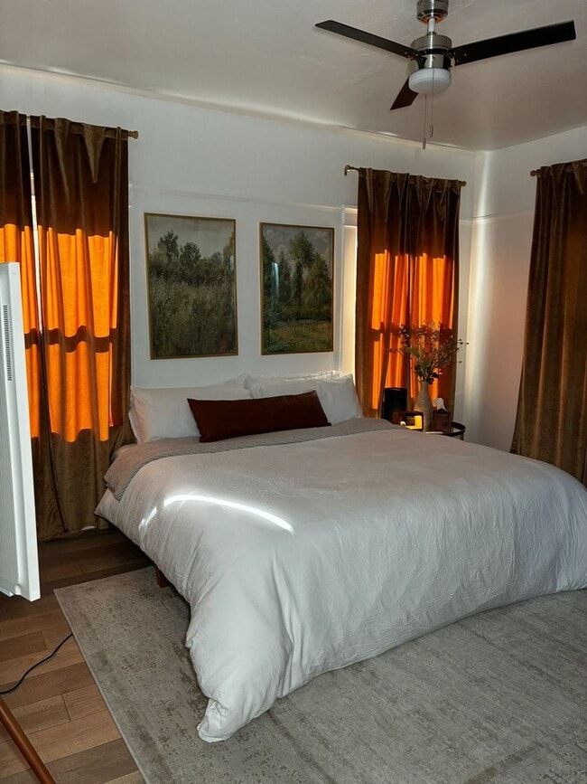 Building Photo - Stunning Fully Furnished 4-Bedroom, 2.5 Ba...