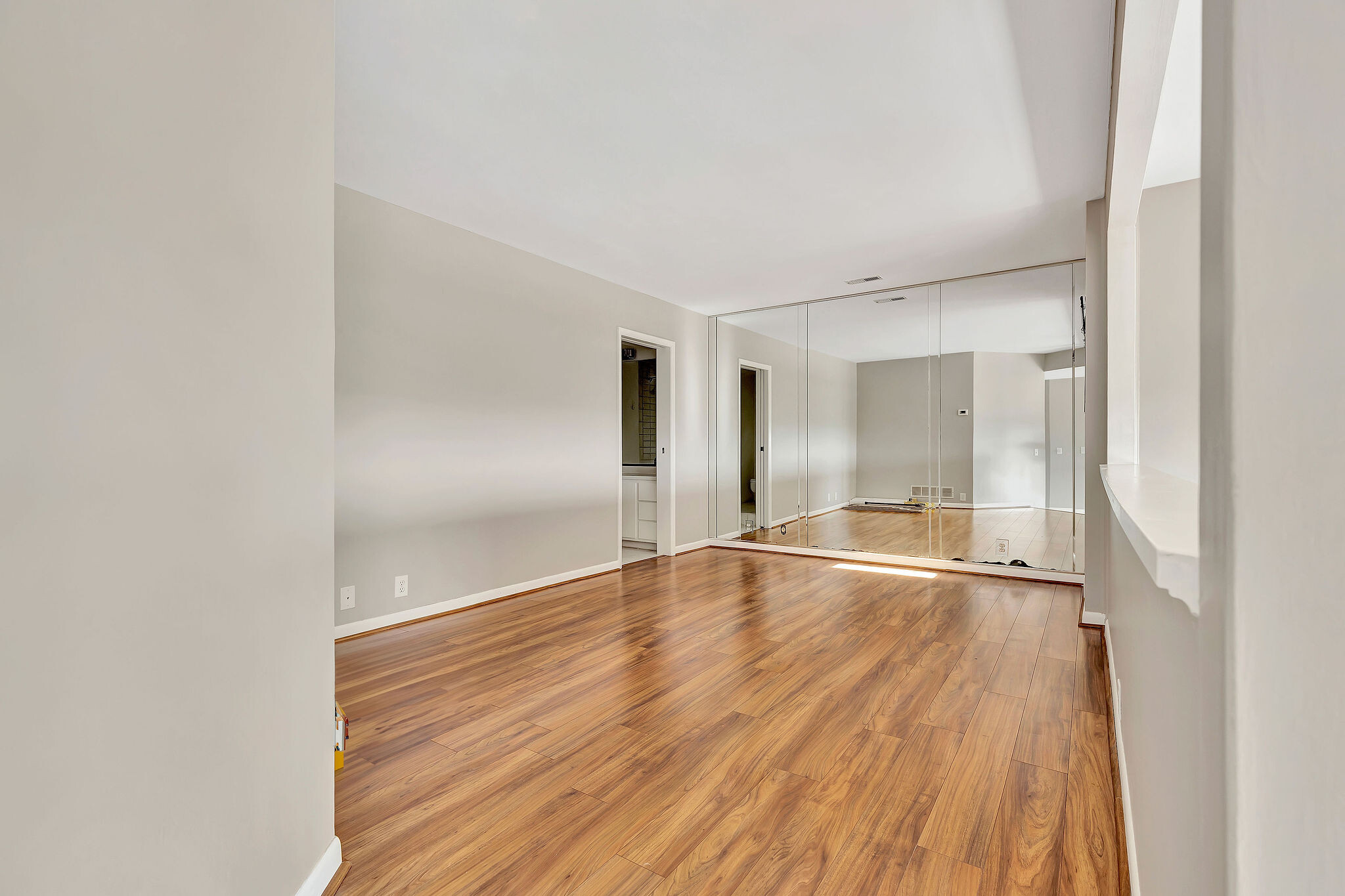 Building Photo - 558 Davenport Ave