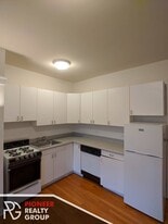 Building Photo - 822 W Waveland Ave