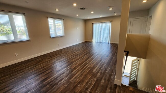 Building Photo - 1255 N Kingsley Dr