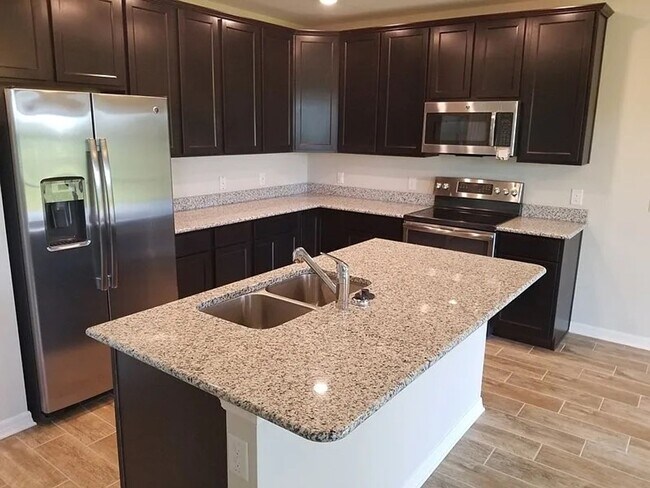 Building Photo - Beautiful 3 bedroom 2 bath home located in a quiet neighborhood