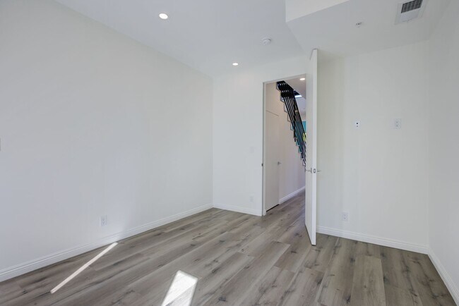 Building Photo - 837 N Kingsley Dr