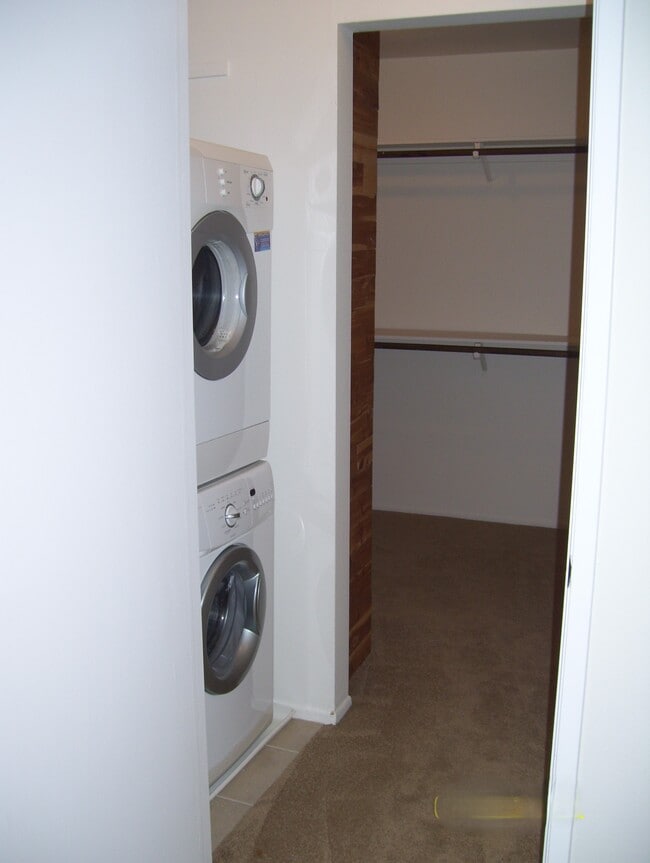 Building Photo - 1007 S Catalina Ave