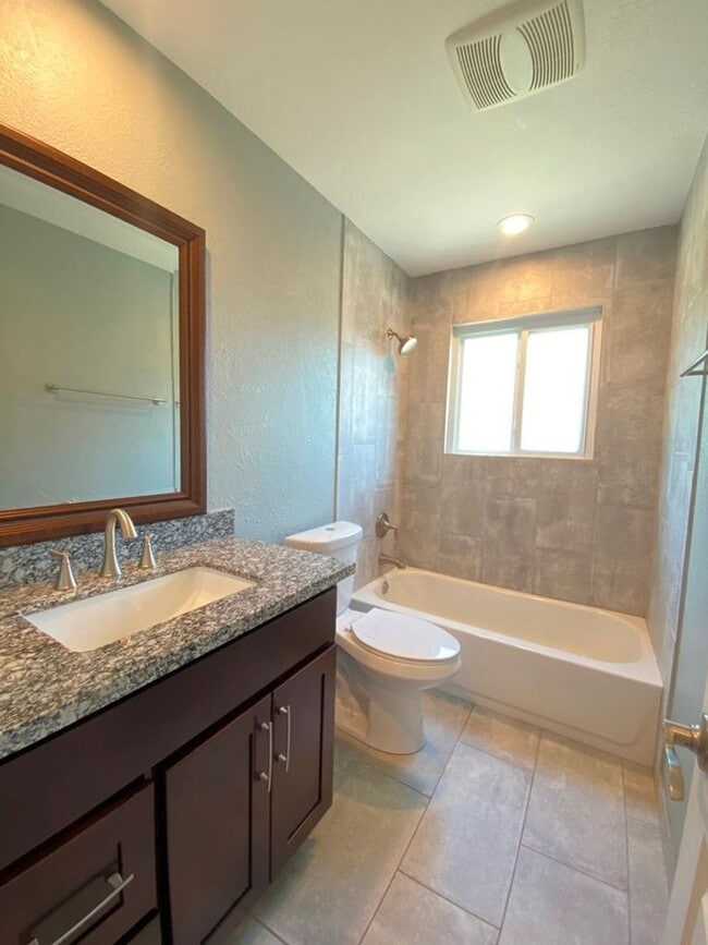 Building Photo - 3411 Lynridge Dr