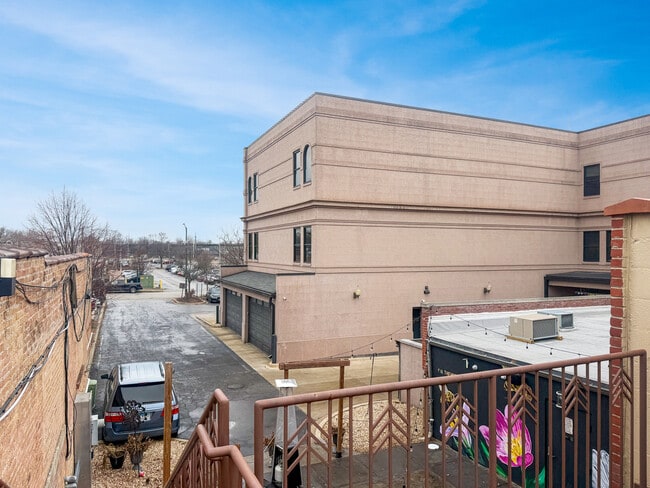 Building Photo - 206 W Main St