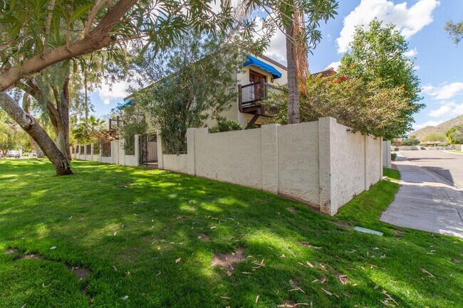 Building Photo - EXCELLENT 2BED, 1.5BATH TOWNHOUSE LOCATED ...