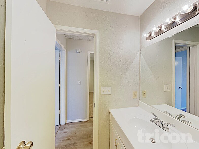 Building Photo - 835 Live Oak Dr