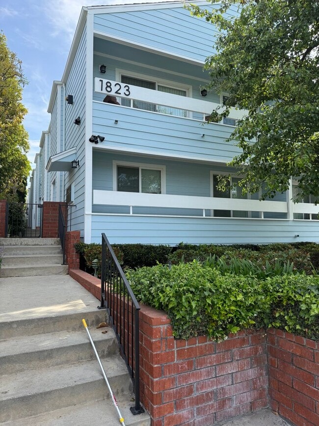 Building Photo - Beautifully Renovated 2 + 2.5 Santa Monica Condo townhouse