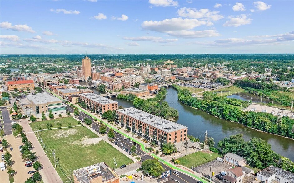 Building Photo - 160 S River St