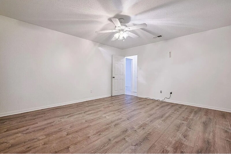 Building Photo - 411 Bluebonnet St